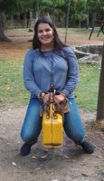 Une femme sur une balançoire.