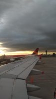 Aile d'avion sur le tarmac.