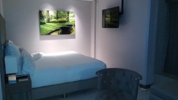 Chambre avec un lit double.