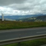 Paysage montagneux en bord de route.