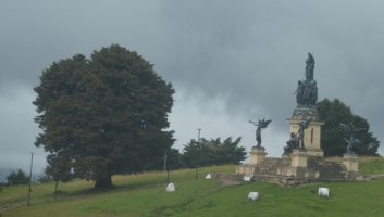 Arbre et un monument.