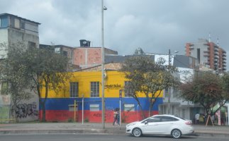 Bâtiment peint avec les couleurs du drapeau colombien.