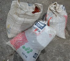 3 sacs de grains rouges de café.