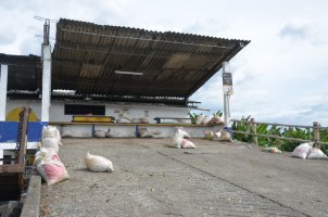 Sacs posés aléatoirement sur un sol incliné.