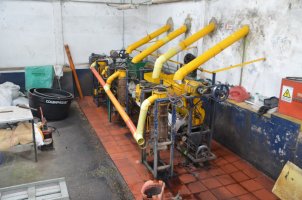 Salle avec différentes machines.