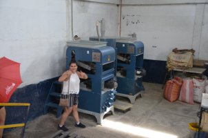 Femme à côté de machines à café.