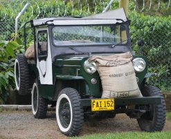 Jeep verte avec un sac de café à l'avant et à l'arrière.