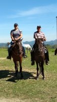 2 personnes à cheval.