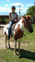 1 personne à cheval.