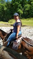 1 personne à cheval.