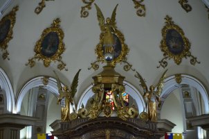 Chapiteau dorée d'un autel dans une église.