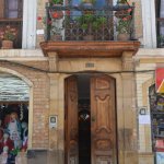 Porte et balcon d'une maison.