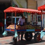 Marchand de fruits ambulant.