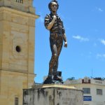 Statut posée sur un socle.
