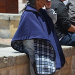 Personne habillée avec un poncho.