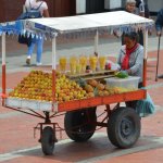 Marchand de fruits ambulant.