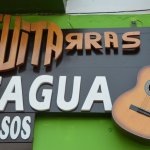 Enseigne de magasin présentant une guitare.