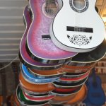 Guitares accrochées au plafond.