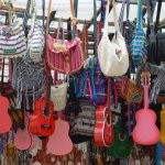 Guitares et sacs accrochés.