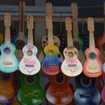 Guitares côte à côte, accrochées.