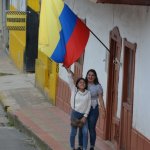 Femmes dans la rue sous le drapeau colombien.