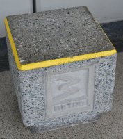 Bloc de pierre indiquant le métro.