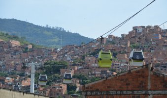 Télécabines survolant la ville.