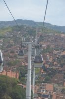 Poteaux et télécabines au-dessus de la ville.