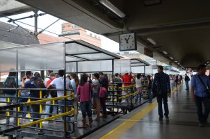 Des personnes attendent le métro sur le quai.