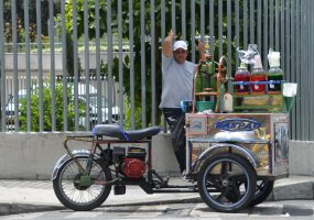 Marchand à côté de son vélo cargo.
