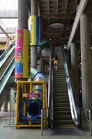 Femme montant les escaliers à cause d'un tobogan.