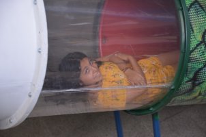 Femme allongée dans un tube en plastique.