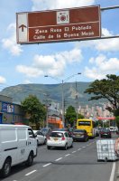 Panneau indicateur dans une rue bondée de voitures.