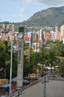 Poteau indiquant la station de métro avec au loin des immeubles.
