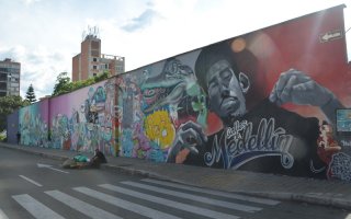 Graffitis sur un mur.