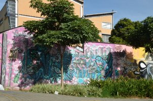Graffitis sur un mur.