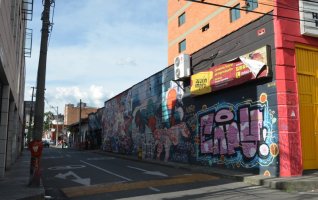 Graffitis sur un mur.