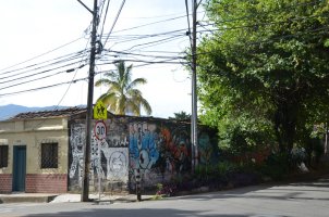 Coin de rue avec des graffitis sur les murs.