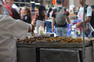 Personne tournant des aliments sur des plateaux.