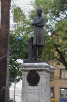 Statue d'un homme se tenant debout.