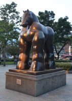 Statue de Botero représentant un cheval.