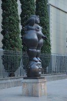 Statue de Botero représentant une femme nue debout sur une tête.