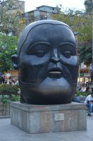 Statue de Botero représentant la tête d'un homme.