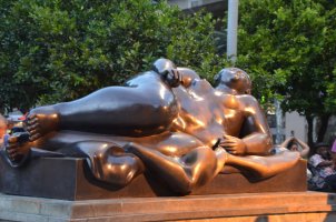 Statue de Botero représentant une femme nue allongée sur le côté gauche.