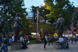Deux statues de Botero se font face.