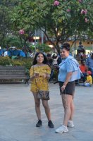 Deux femmes se tiennent debout sur une place.