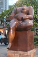 Mujer sentada - 1991 Statue de Botero représentant une femme sans tête.