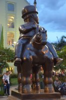 Statue de Botero représentant un cavalier sur son cheval.