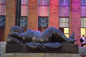 Statue de Botero représentant une femme allongée sur le dos.