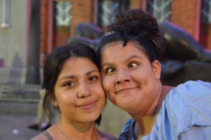 Portrait de 2 femmes dont une fait la grimace.
